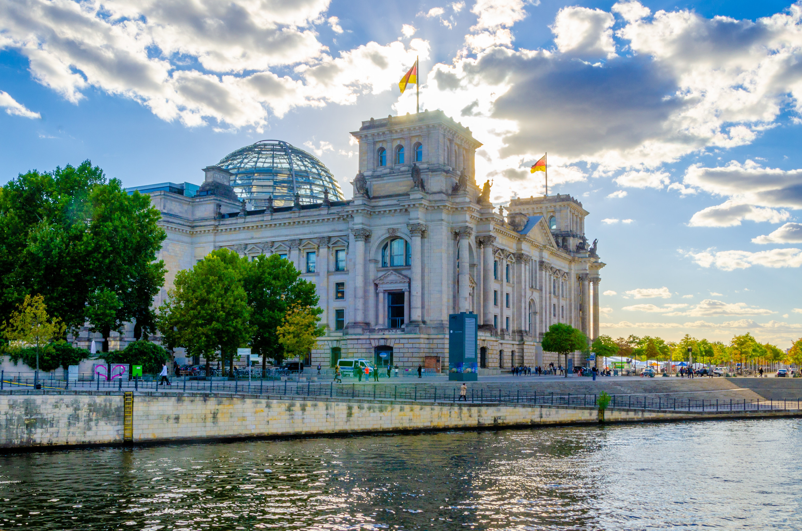 Blick von der Spree auf das Berliner Reichstagsgebäude