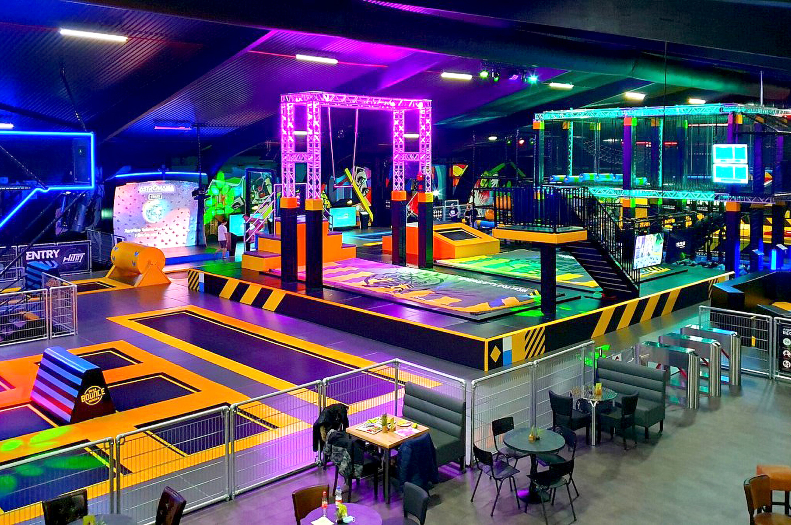 Blick von schräg oben in die Mega-Bounce-Halle